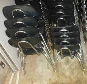 lot S3 image: 10 stacking black chairs
