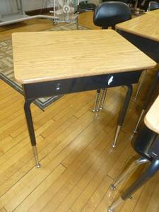 lot S8 image: 3 cubby desks