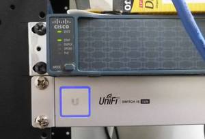 lot O59 image: 3 Network switches Cisco, UniFi, 3com
