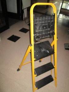 lot O152 image: Folding step ladder