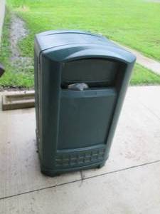 lot O173 image: Outdoor garbage can