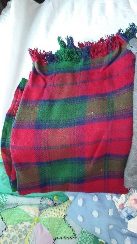 lot 773 image: Variety Of Vintage Blankets.