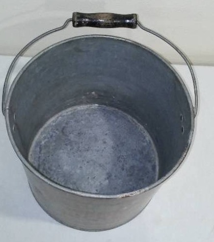 lot 774 image: Old Pal Minnow Bucket.