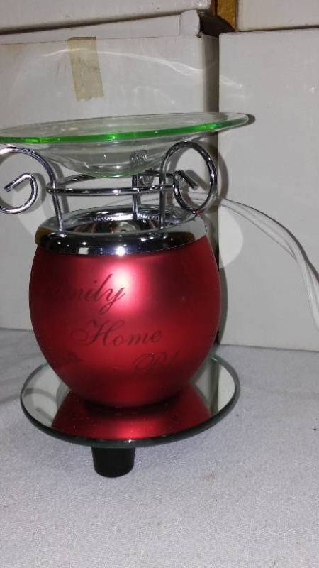 lot 771 image: Christmas Decor Wax Melt Burners and More. 