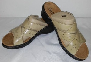 lot 830 image: New Womens Clark Sandals.