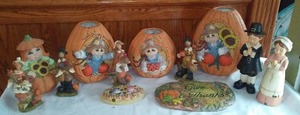 lot 853 image: Ceramic Fall Thanksgiving Dcor in Covered Tote.