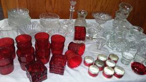 lot 876 image: Clear and Colored Glass Dcor  Projects in Covered Tote.