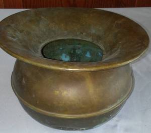 lot 880 image: Vintage Brass Spittoon Cuspidor