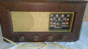 lot 892 image: Vintage Truetone Radio.