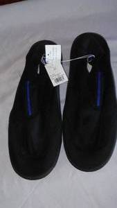 lot 735E image: Water Shoes -New.