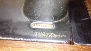 lot 944 image: Vintage Singer Sewing Machine, Cabinet And Chair