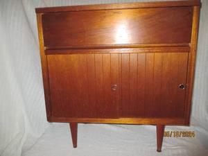 lot 1 image: Vintage Mid-Century Wooden Small Cabinet with Sliding Doors