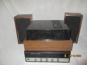 lot 3 image: Magnavox Stereo 200 Turntable with Speakers