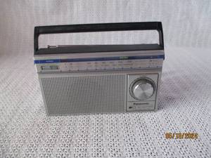 lot 15 image: Vintage Panasonic AMFM Radio Receiver