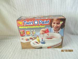 lot 21 image: Ohio Art Twirl O Paint Kit