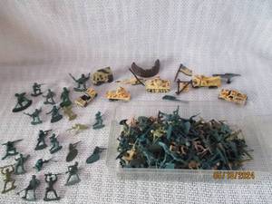 lot 23 image: Vintage Toy Soldier and Military Vehicle Set