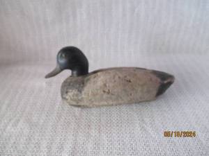 lot 33 image: Vintage Hand-Carved Wooden Duck Decoy