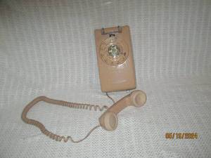 lot 52 image: Vintage Beige Rotary Wall Telephone