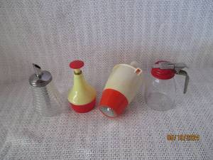 lot 65 image: Vintage Kitchen Dispensers and Shaker Lot