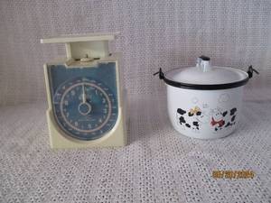 lot 68 image: Vintage Kitchen Scale and Enamel Pot Set