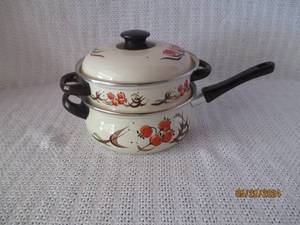 lot 74 image: Vintage Floral Enamel Cookware Set - Saucepan and Soup Pot