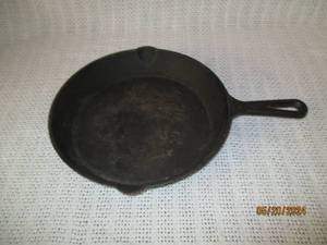 lot 76 image: Pre-Seasoned Cast Iron Skillet - 10 Inch