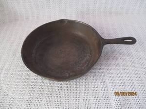 lot 77 image: Vintage No 8 Cast Iron Skillet 10 14 Inch
