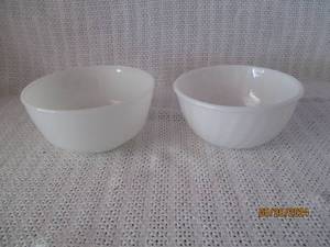 lot 79 image: Lot of 2 Anchor Hocking Fire-King Milk Glass Bowls
