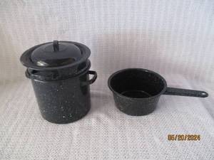 lot 80 image: Set of Enamelware Cooking Pots with Strainer and Saucepan