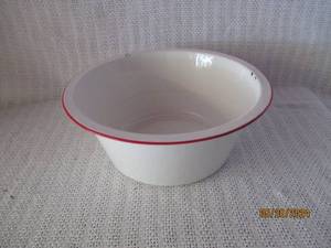 lot 81 image: Vintage Enamelware Mixing Bowl with Red Rim