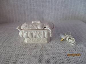 lot 109 image: Vintage Electric Ceramic Casserole Dish with Lid