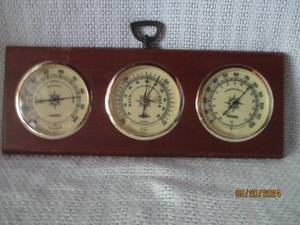 lot 122 image: Vintage Wooden Wall Weather Station with Thermometer, Barometer, and Hygrometer