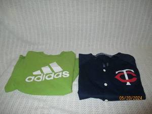 lot 132 image: Lot of 2 Branded Clothing Items - Adidas T-Shirt and Minnesota Twins Jersey