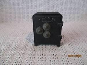 lot 169 image: Vintage Tiny Mite Bank-Safe Cast Iron Coin Bank