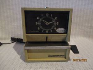 lot 190 image: Vintage Cincinnati Manual Time Clock