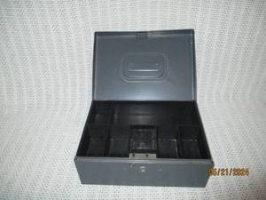 lot 193 image: Vintage Metal Cash Box with Coin Organizer Tray