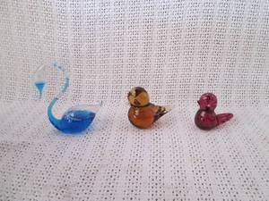 lot 310 image: 3 Glass birds