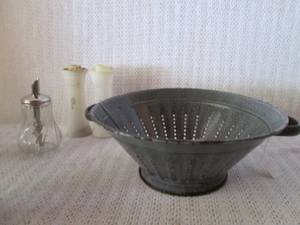 lot 314 image: Kitchen utinsels, strainer salt & pepper shakers