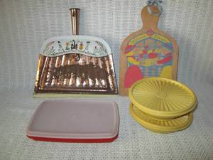 lot 315 image: Vintage kitchen items, Tupperware, dustpan and decor