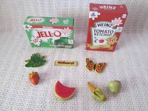 lot 331 image: Vintage refrigerator magnets & 2 puzzles