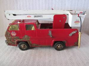 lot 332 image: Tonka firetruck