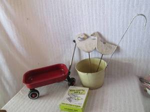 lot 335 image: Yard decor