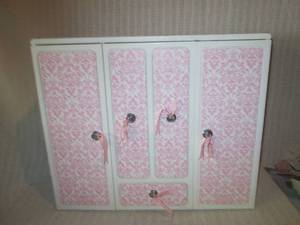 lot 343 image: Doll wardrobe