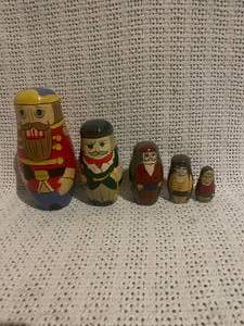 lot 200 image: Nesting dolls