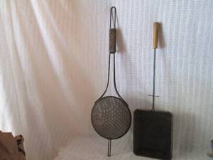lot 252 image: Vintage Handheld Sifters with Wooden Handles