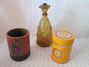 lot 259 image: Vintage Decorative Bottle and Containers Lot