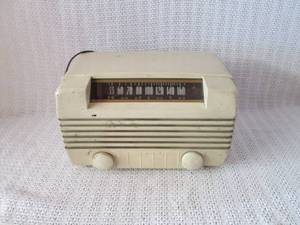 lot 296 image: Vintage Radiola Tube Radio