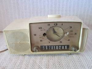lot 297 image: Vintage General Electric AMFM Clock Radio