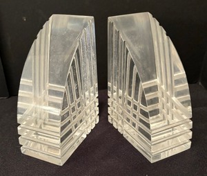 lot 34 image: Pair of Vintage Lucite Bookends