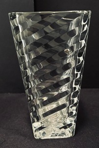 lot 38 image: Crystal and Clear Glass Vases